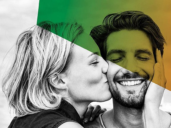 Bild eines lächelnden Paares, links prominent platziert eine Tube Ketozolin 2% Shampoo. Das Shampoo wirkt gegen Schuppen und enthält Ketoconazol. Es gibt ein 4+1-Angebot mit Hinweisen auf Vorteile wie „juckenreizlindernd“.